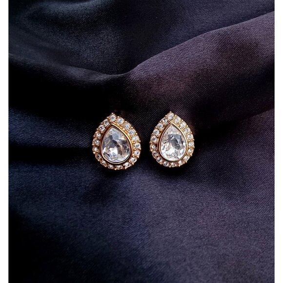 Vintage SWAROVSKI Teardrop Crystal Rhinestones Clear White and Gold Clip Earring - Picture 4 of 9